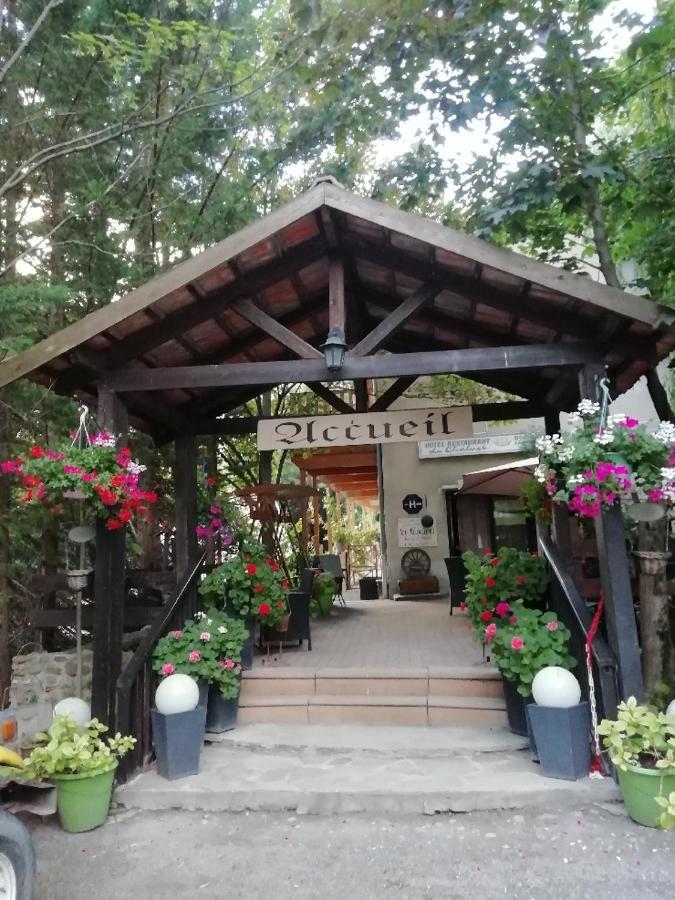 Hotel & Restaurant Le Chalvet 埃姆布能 外观 照片