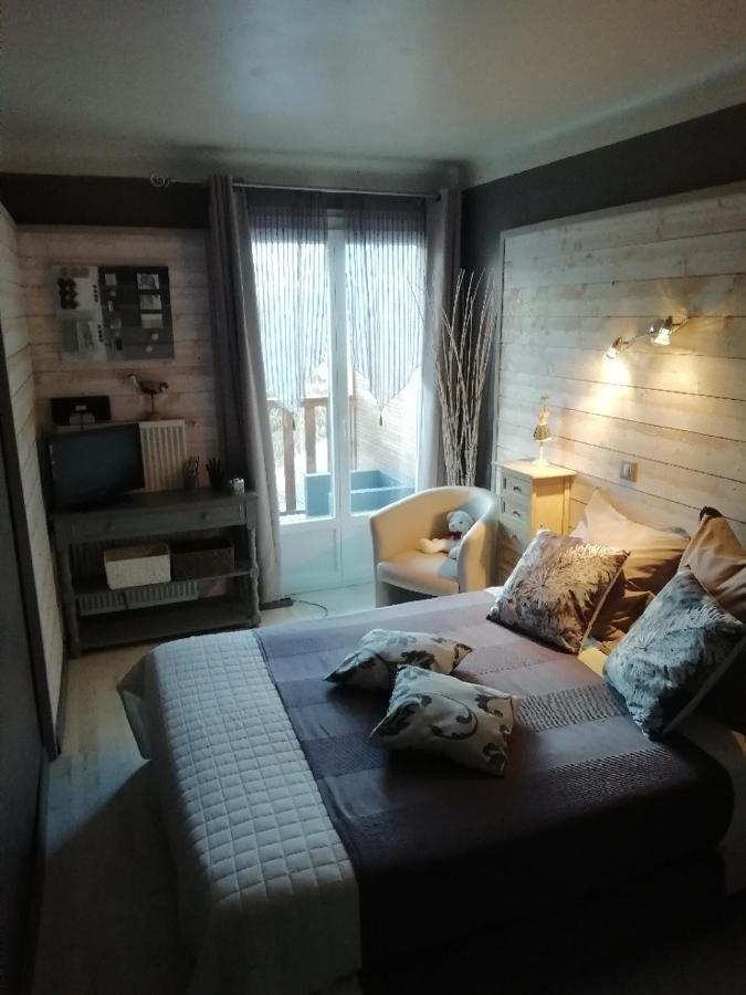 Hotel & Restaurant Le Chalvet 埃姆布能 外观 照片