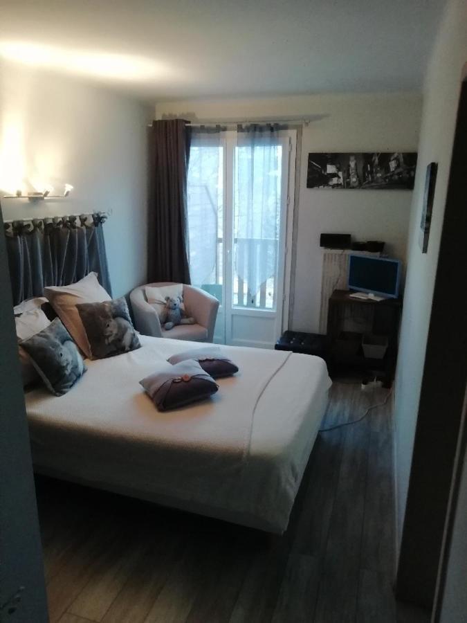 Hotel & Restaurant Le Chalvet 埃姆布能 外观 照片