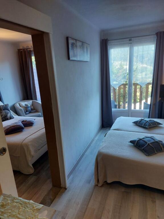 Hotel & Restaurant Le Chalvet 埃姆布能 外观 照片