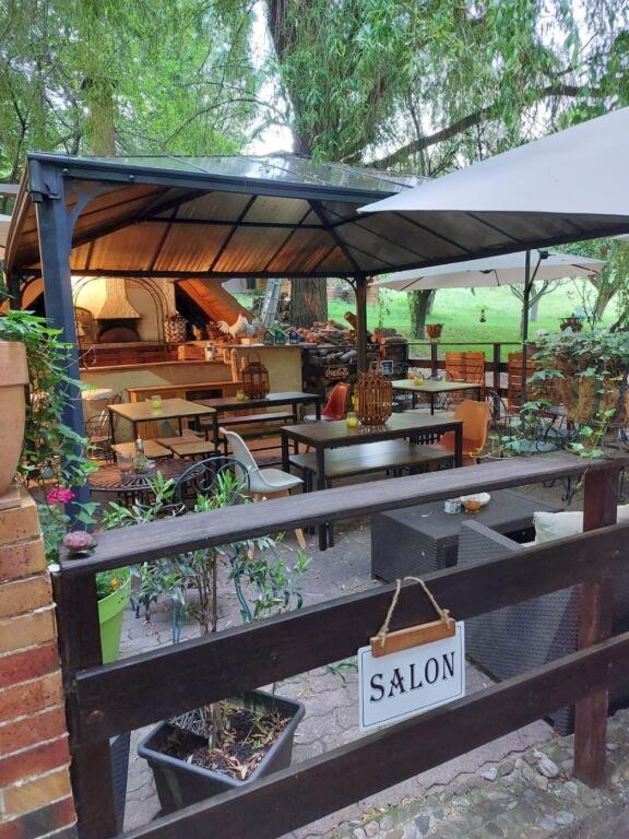 Hotel & Restaurant Le Chalvet 埃姆布能 外观 照片