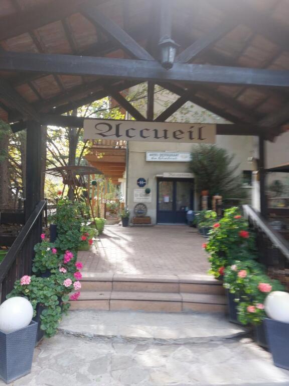 Hotel & Restaurant Le Chalvet 埃姆布能 外观 照片