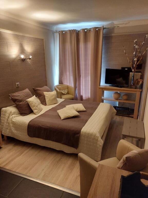 Hotel & Restaurant Le Chalvet 埃姆布能 外观 照片