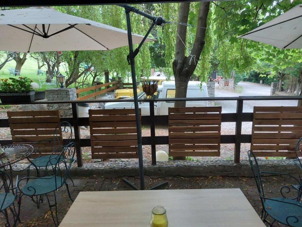 Hotel & Restaurant Le Chalvet 埃姆布能 外观 照片