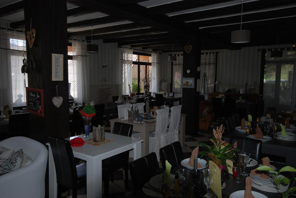 Hotel & Restaurant Le Chalvet 埃姆布能 外观 照片