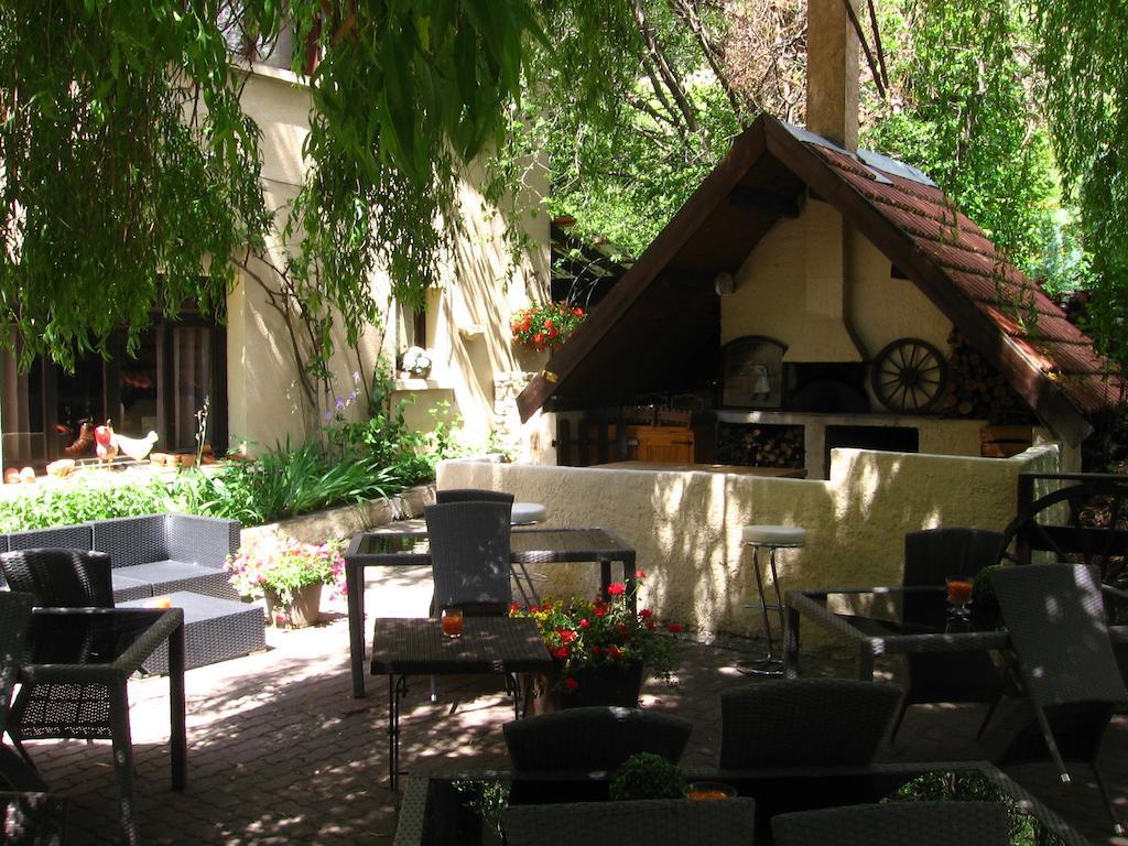 Hotel & Restaurant Le Chalvet 埃姆布能 外观 照片