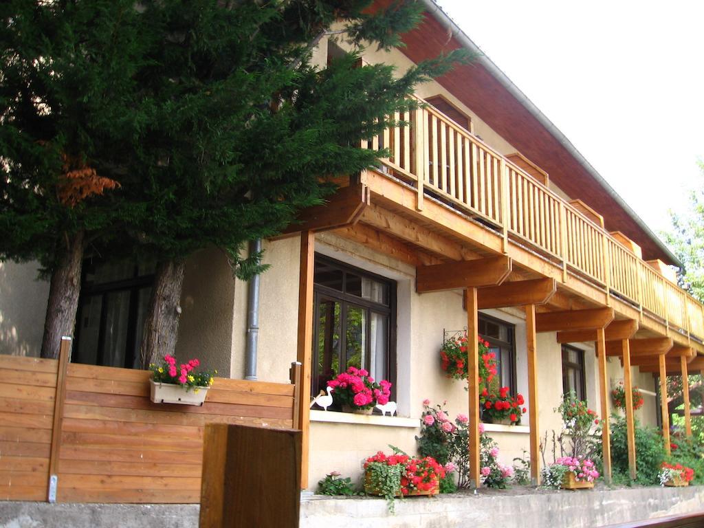 Hotel & Restaurant Le Chalvet 埃姆布能 外观 照片