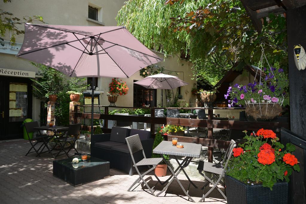 Hotel & Restaurant Le Chalvet 埃姆布能 外观 照片