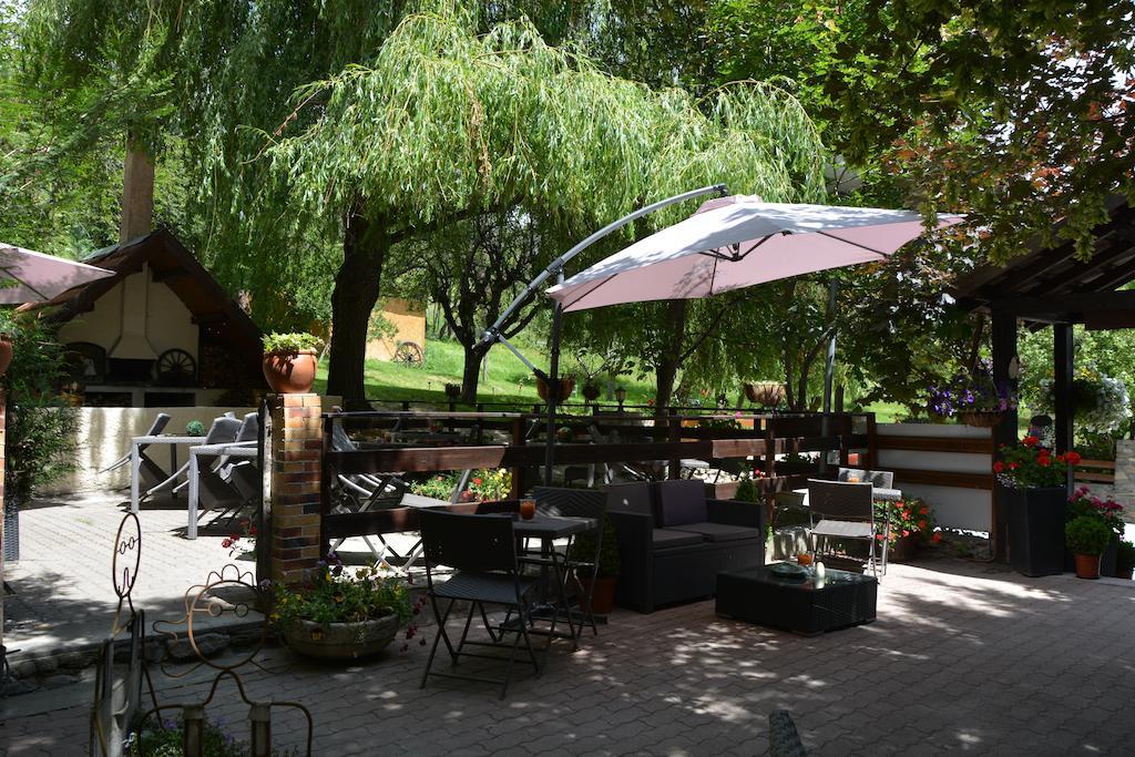 Hotel & Restaurant Le Chalvet 埃姆布能 外观 照片